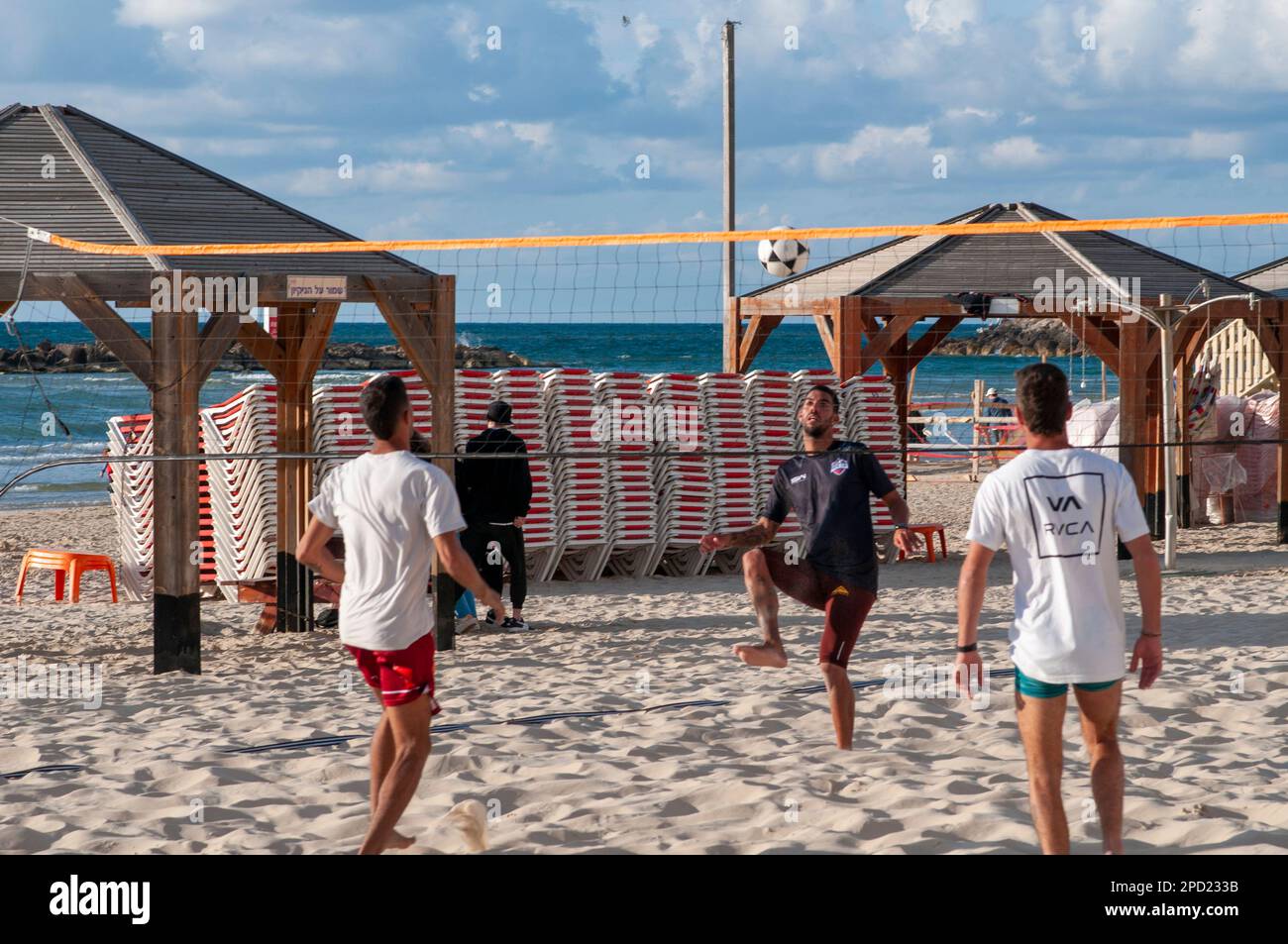 Giovani uomini locali giocano a piedi sul Gordon Beach, Tel Aviv, Israel Footvolley è Beach volley, tranne i giocatori non sono autorizzati ad usare le loro mani A. Foto Stock