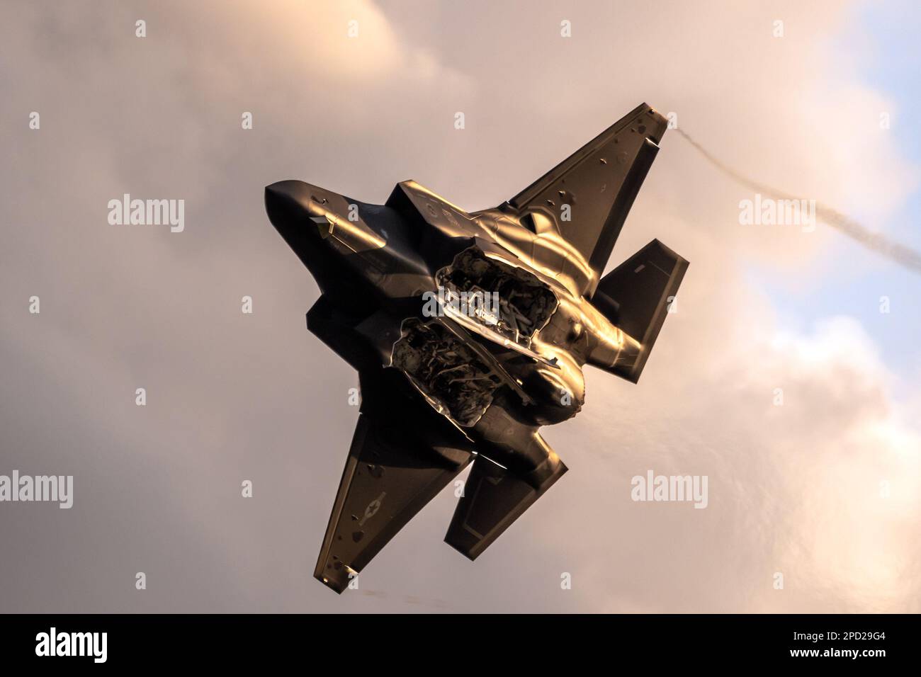 US Air Force Lockheed Martin F-35 Lightning II velivolo da combattimento multirolo furtivo con baie bomba aperte in volo. Sanicole, Belgio - 10 settembre 2022 Foto Stock