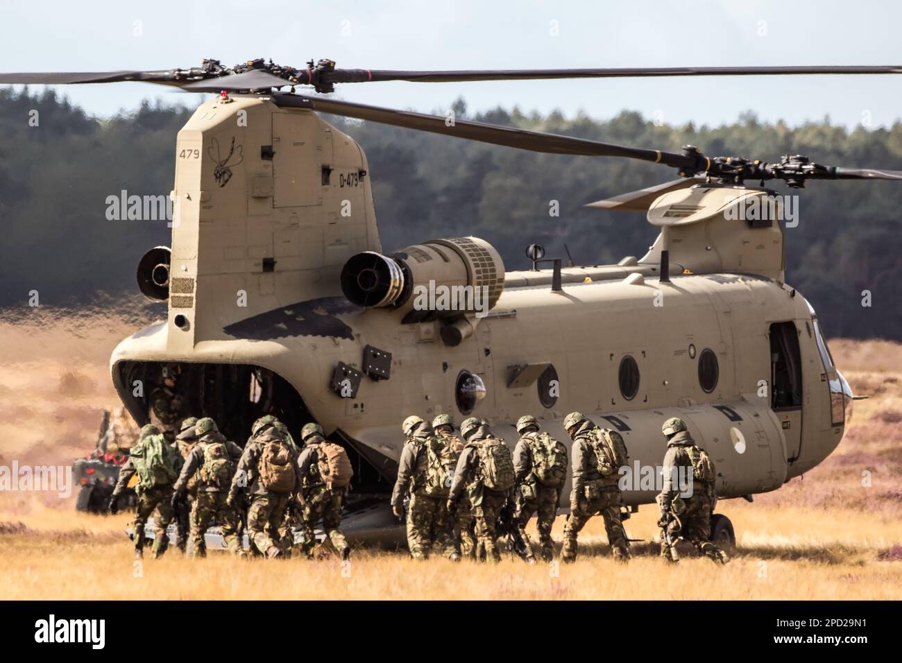 Soldati olandesi della Brigata Airmobile 11th che entrano in un elicottero Boeing CH-47F Chinook. Paesi Bassi - 17 settembre 2022 Foto Stock