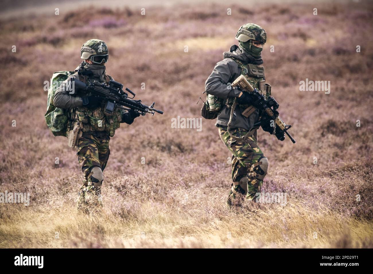 I soldati della Brigata Airmobile 11th camminano dopo il rientro durante l'esercizio Falcon Autunno. Veluwe, Paesi Bassi - September17, 2022 Foto Stock