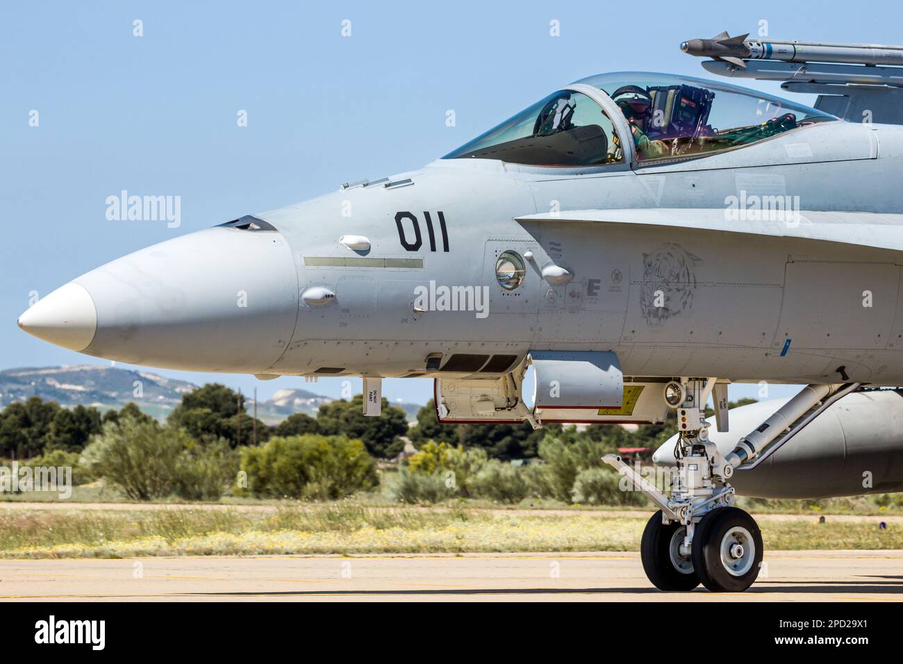Forze aeree svizzere F-18 Hornet fighter jet taxiing dopo l'atterraggio sulla base aerea di Saragozza. Saragozza, Spagna - 20 maggio 2016 Foto Stock