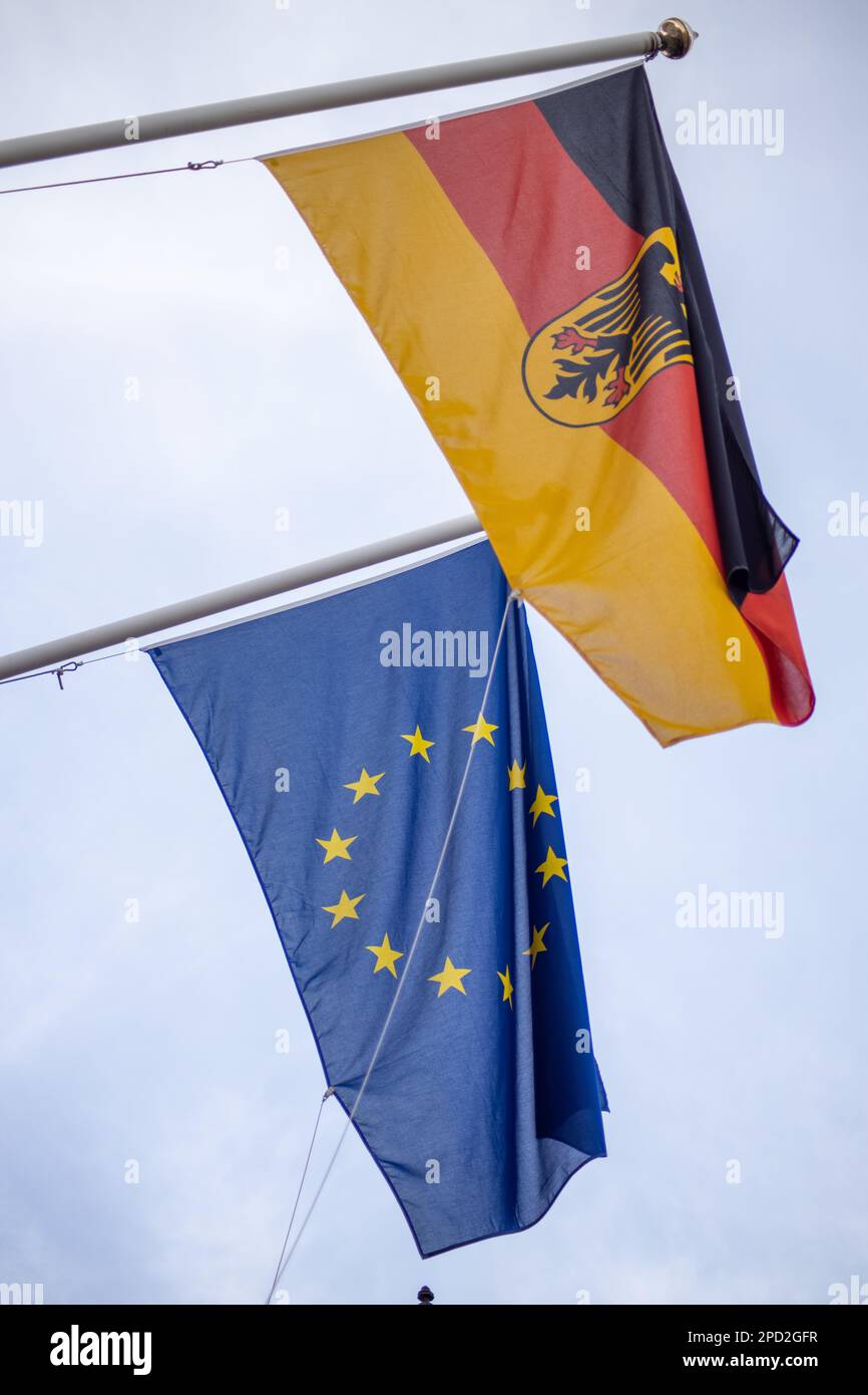 Le bandiere dell'UE e della Germania volano con orgoglio davanti all'ambasciata tedesca a Londra. Credit: Sinai Noor / Alamy Stock Photo Foto Stock