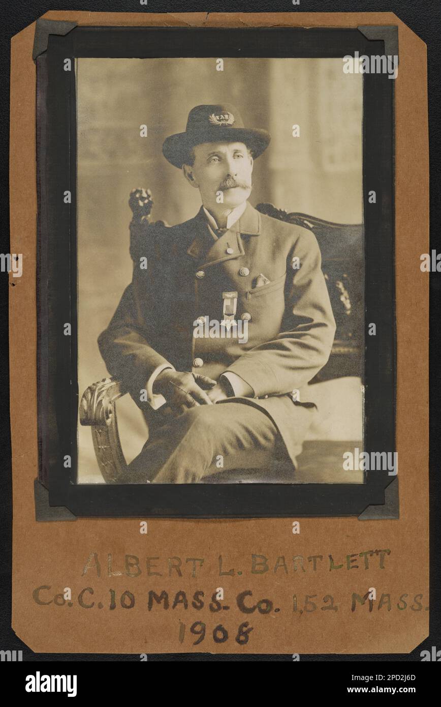 Albert L. Bartlett, veterano della Guerra civile, con l'insegna del Grande Esercito della Repubblica sul cappello e la medaglia sulla giacca. Liljenquist Famiglia Collezione di fotografie della Guerra civile , pp/liljvet. Bartlett, Albert L, 1844-1910, Stati Uniti, Army, Massachusetts Infanty Regiment, 52nd (1862-1863), persone, Grande Armata della Repubblica, persone, 1910-1920, Veterani, Unione, 1910-1920, Stati Uniti, Storia, Guerra civile, 1861-1865, Veterani, Unione. Foto Stock