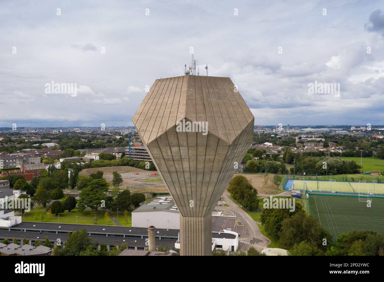 Dublino / Irlanda : veduta aerea della torre dell'acqua UCD a forma di dodecaedro o precisamente - piritoedro. Esempio di architettura brutalista irlandese Foto Stock