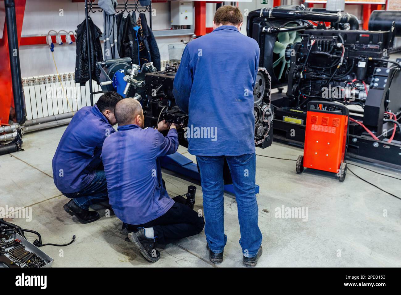 Processo di assemblaggio o riparazione del motore in fabbrica. Foto Stock
