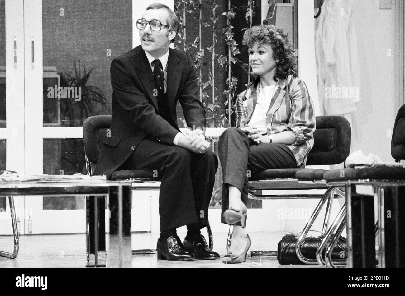 Peter Postlethwaite (Malcolm Thomas), Julie Walters (Doreen Thomas) CON Una PALLA di Alan Bleasdale al Lyric Theatre Hammersmith, Londra W6 08/06/1981 design: Bob Crowley illuminazione: John A Williams regista: Alan Dossor Foto Stock