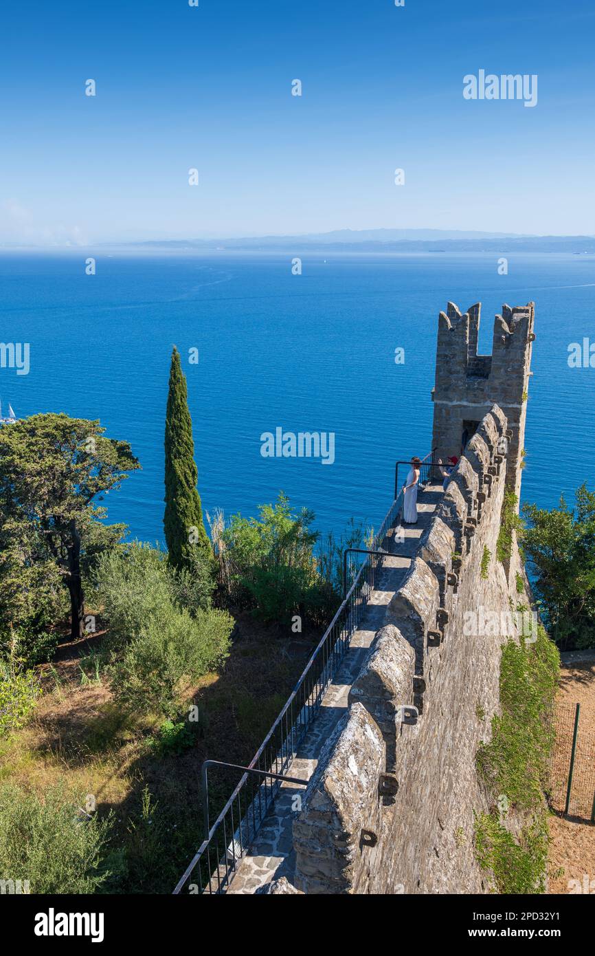 Muro di pietra medievale che termina con la torretta di fronte al mare, fortificazione medievale nella città costiera di Piran, Slovenia. Foto Stock