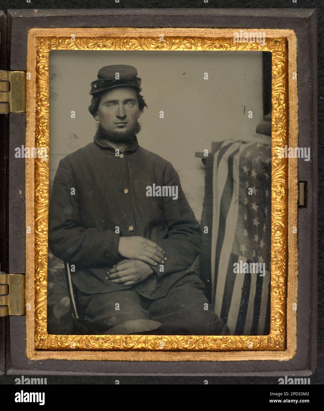 Soldato non identificato in uniforme Unione con bandiera americana. Liljenquist Famiglia Collezione di fotografie della Guerra civile , FAmbrotype / Tintype fotografia serie di archiviazione , pp/liljunion. Stati Uniti, Esercito, persone, 1860-1870, soldati, Unione, 1860-1870, uniformi militari, Unione, 1860-1870, Bandiere, americano, 1860-1870, Stati Uniti, storia, Guerra civile, 1861-1865, personale militare, Unione. Foto Stock