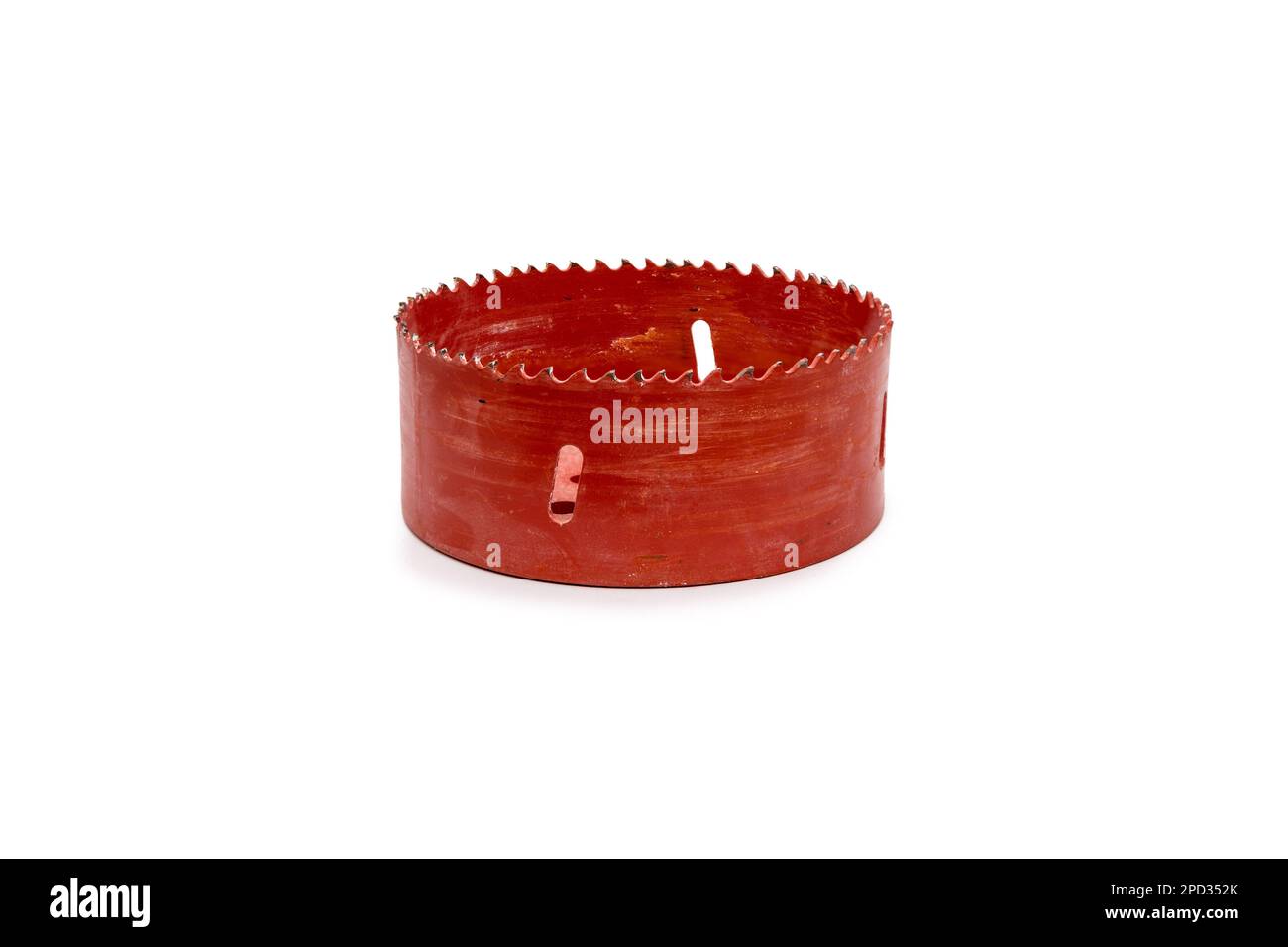 Sega a tazza rossa usata per legno, isolata su fondo bianco Foto Stock