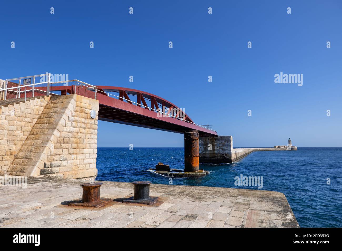 La Valletta, Malata, il Ponte Sant'Elmo (Ponte di Breakwater), ponte a traliccio a singola campata, a traliccio di acciaio, con molo e faro alla fine Foto Stock
