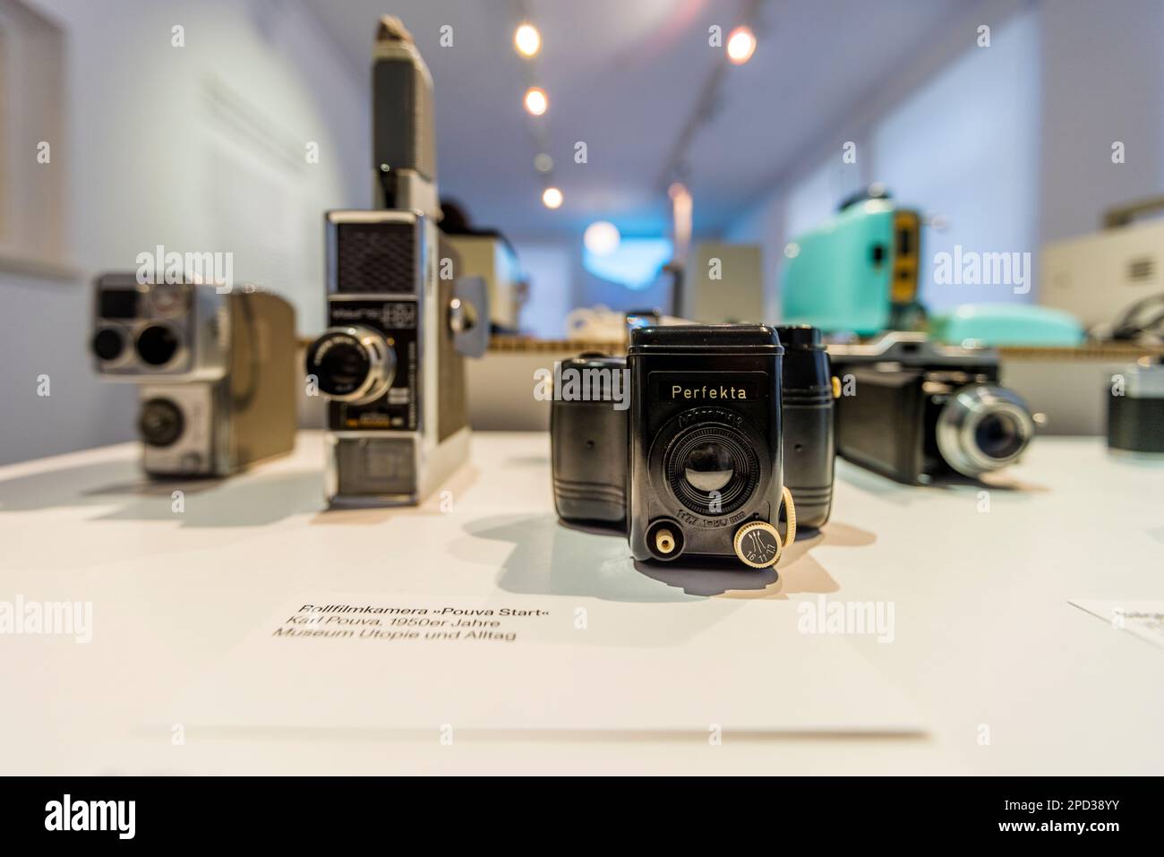 Museo Utopia e la vita quotidiana a Eisenhüttenstadt. La mostra presenta gli aspetti della vita quotidiana nella RDT in famiglia e nel lavoro, relazioni sui consumi, l'istruzione e le possibilità di comunicazione. Ecco le fotocamere. Eisenhüttenstadt, Germania Foto Stock