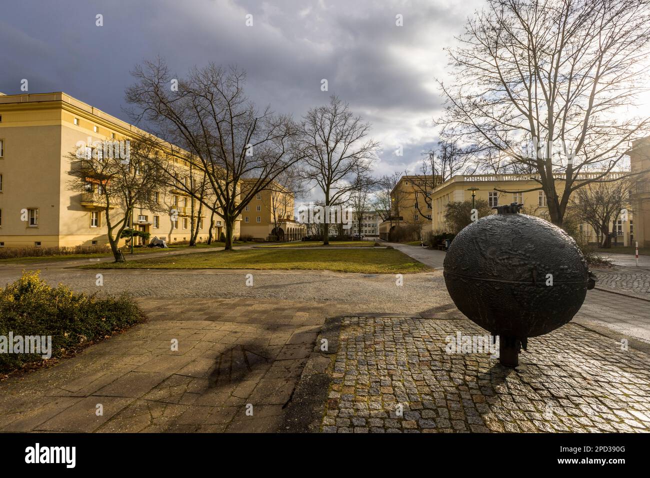 Vista dal Museo Utopia e la vita quotidiana di Eisenhüttenstadt nel complesso residenziale di Wohnkomplex II con parchi e opere d'arte nelle aree pubbliche. Strutture sociali e di fornitura come asilo, scuola, negozi e aree ricreative sono sempre vicini nella città pianificata Eisenhüttenstadt. Il Museo Utopia e la vita quotidiana nella Plan City Eisenhüttenstadt. E' alloggiato nell'ex centro di cure diurne 2. L'edificio rappresentativo con colonne, balcone circostante e portico dominante dovrebbe sottolineare l'importanza della famiglia e dei bambini nel socialismo. Eisenhüttenstadt, Germania Foto Stock