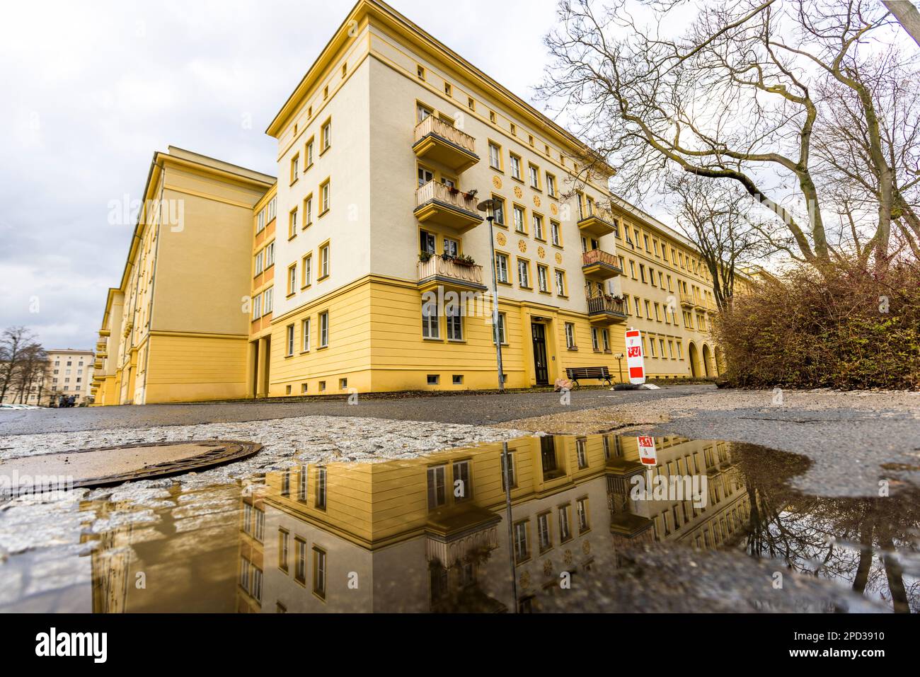 Facciate di edifici residenziali in Pavlov Avenue, Eisenhüttenstadt. Costruito come ideale dello stile di vita socialista dal 1950 in poi a Eisenhüttenstadt, in Germania Foto Stock