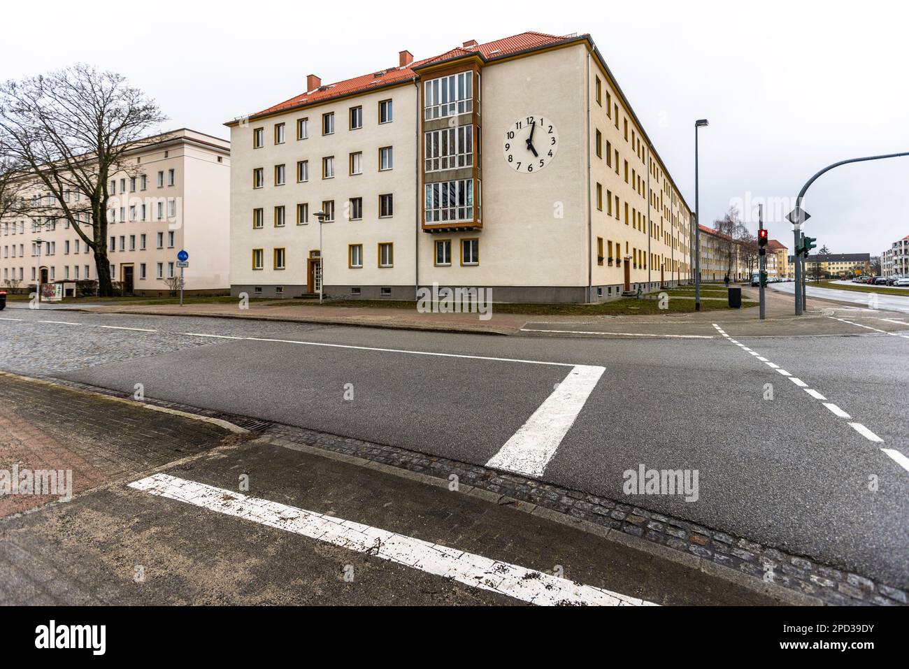 Edificio residenziale con finestra a golfo e orologio sulla strada della Repubblica, Eisenhüttenstadt. Fu la prima fondazione cittadina in Germania dopo la fine della seconda guerra mondiale, Eisenhüttenstadt, Germania Foto Stock