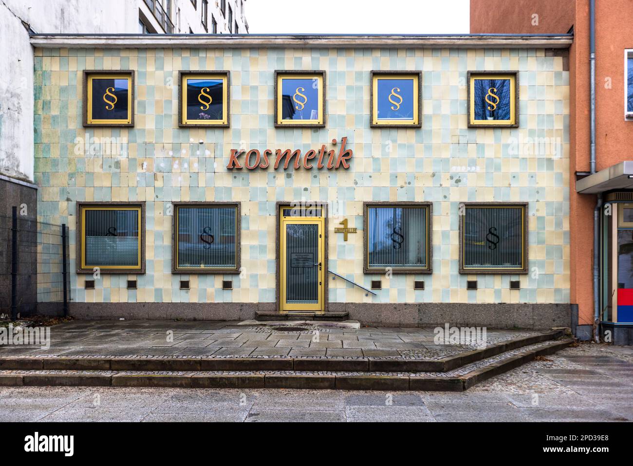 Ehemaliges Kosmetik-Studio, heute Rechtsanwaltskanzlei auf der Lindenallee, Eisenhüttenstadt, Germania Foto Stock