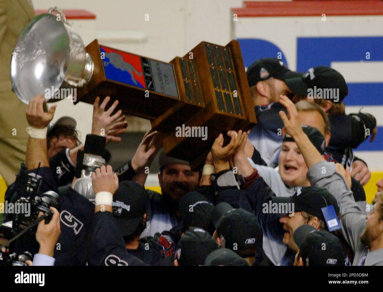 The Colorado Mammoth lacrosse team keeps the National Lacrosse League championship trophy aloft after defeating the Buffalo Bandits 16-9 in Buffalo, N.Y., on Saturday, May 13, 2006. (AP Photo/Don Heupel) Foto Stock