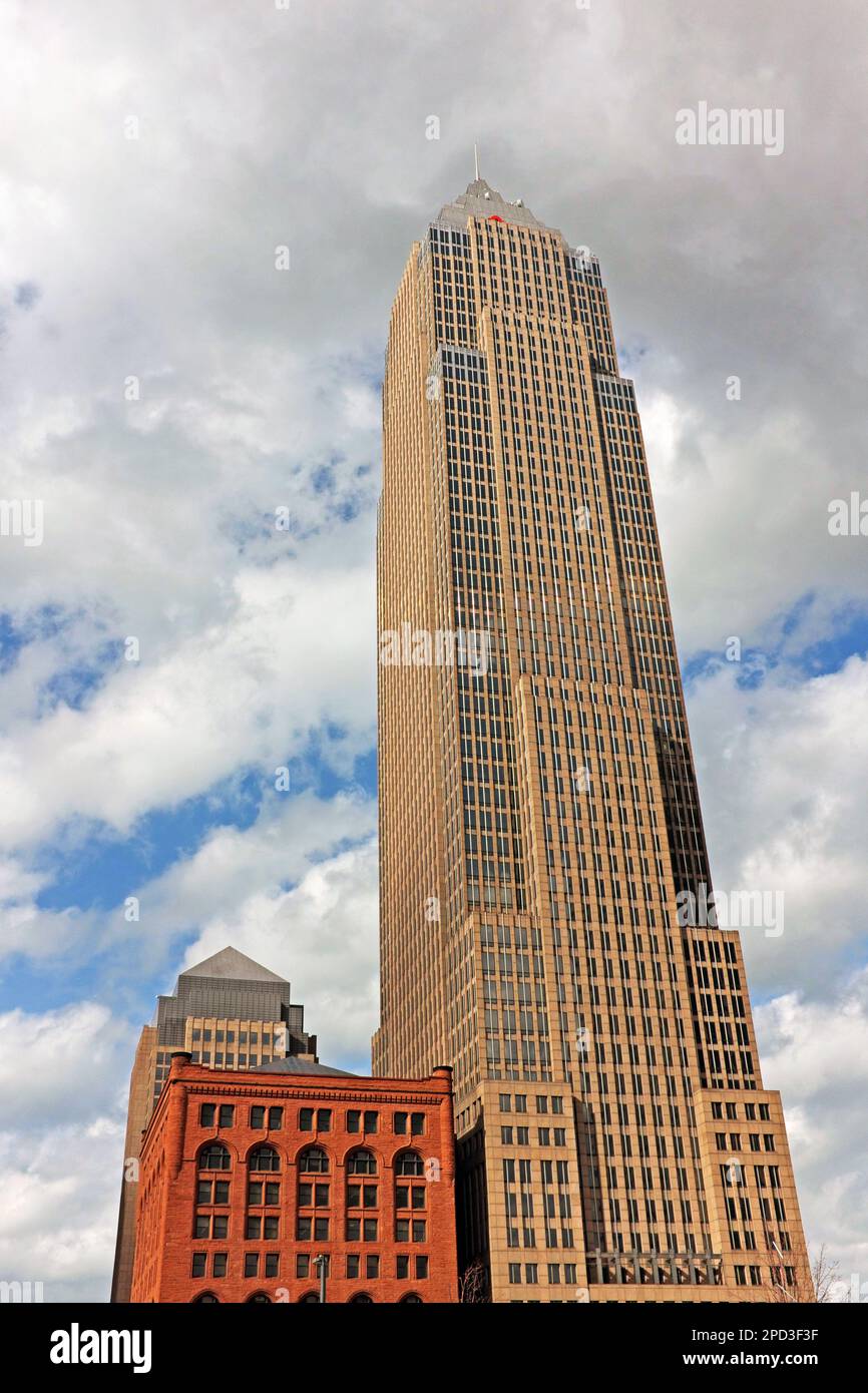 La Key Tower, completata nel 1991, è l'edificio più alto dell'Ohio che raggiunge i 57 piani e la sede centrale della KeyBank a Cleveland, Ohio, USA. Foto Stock