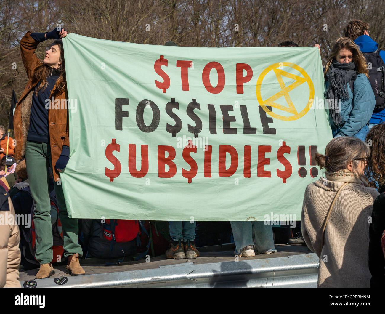 L'Aia, Paesi Bassi, 11.03.2023, attivisti del clima con un segno che legge 'top Fossil sovvenzionamenti' (tradotto dall'olandese) durante la protesta di Extinc Foto Stock