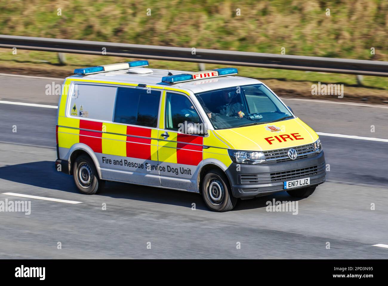 TEAM di emergenza dell'unità ANTINCENDIO e DI SOCCORSO del cane. 2017 Bianco, Rosso, giallo VW VOLKSWAGEN Transporter T32 TDI KOMBI HIGHLINE BMT 1968cc Diesel furgone; viaggiando sull'autostrada M6, Regno Unito Foto Stock
