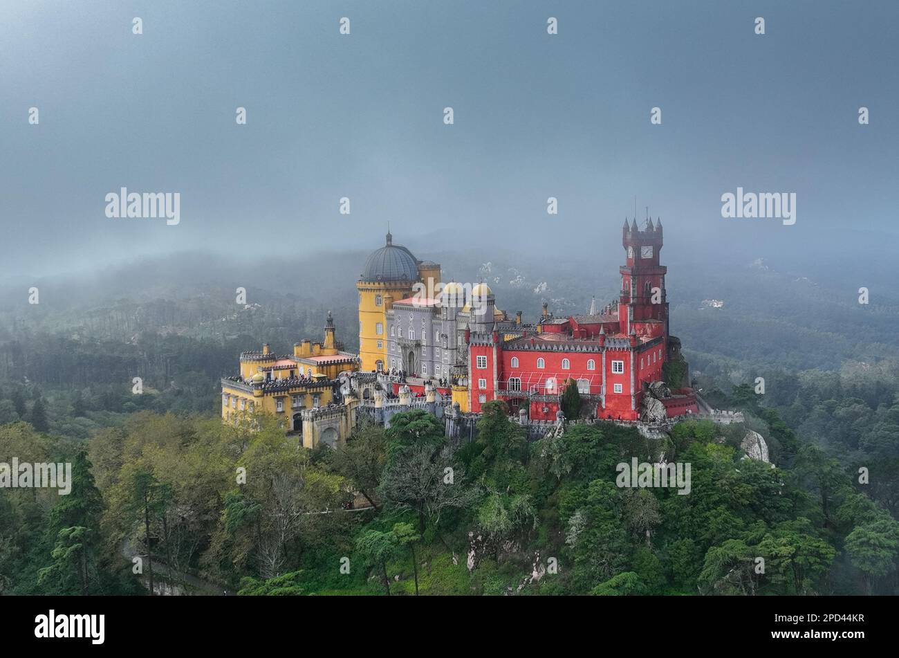 Palazzo di pena a Sintra. Lisbona, Portogallo. Parte del sito culturale di Sintra City. Punto di vista del drone Foto Stock