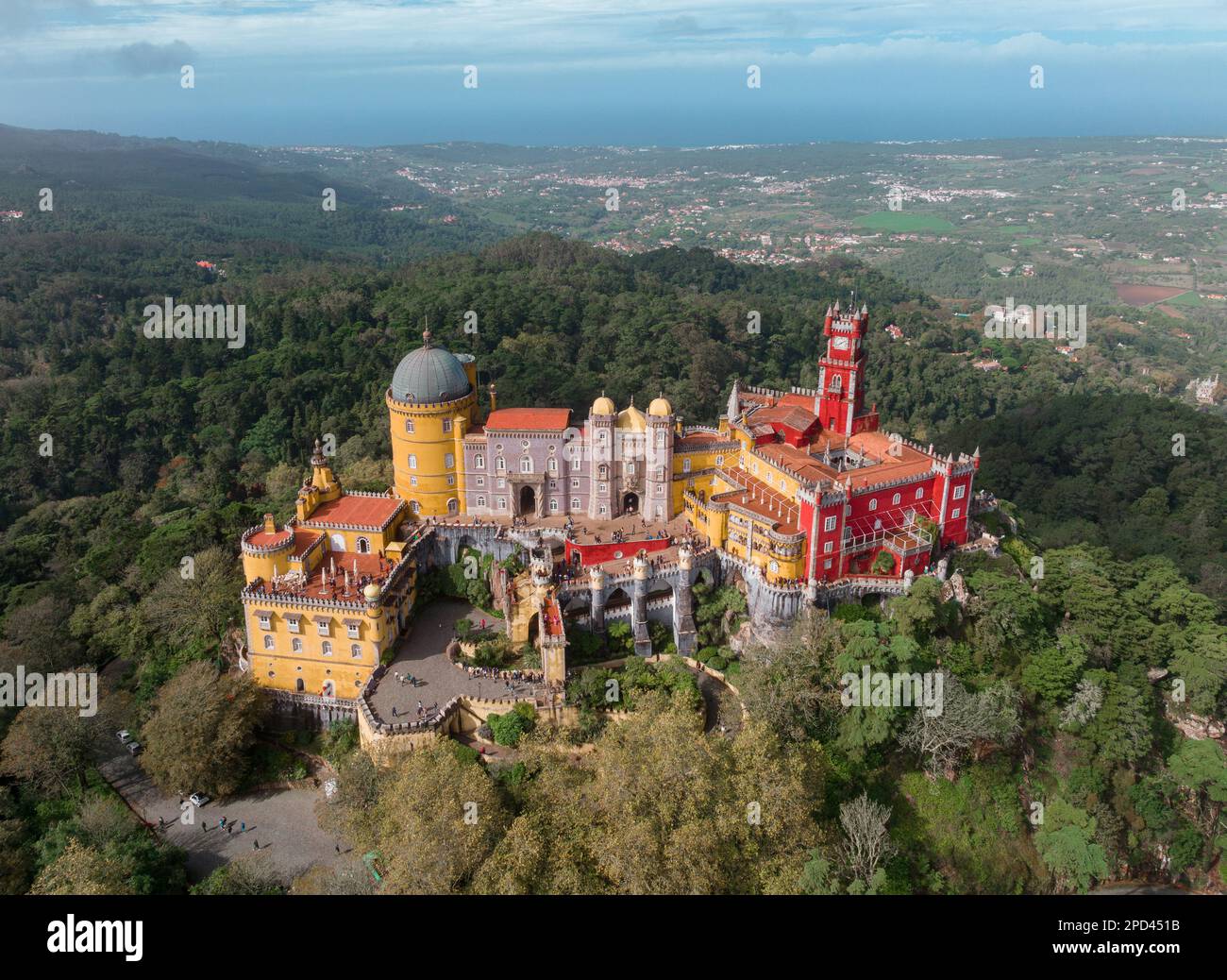 Palazzo di pena a Sintra. Lisbona, Portogallo. Parte del sito culturale di Sintra City. Punto di vista del drone Foto Stock