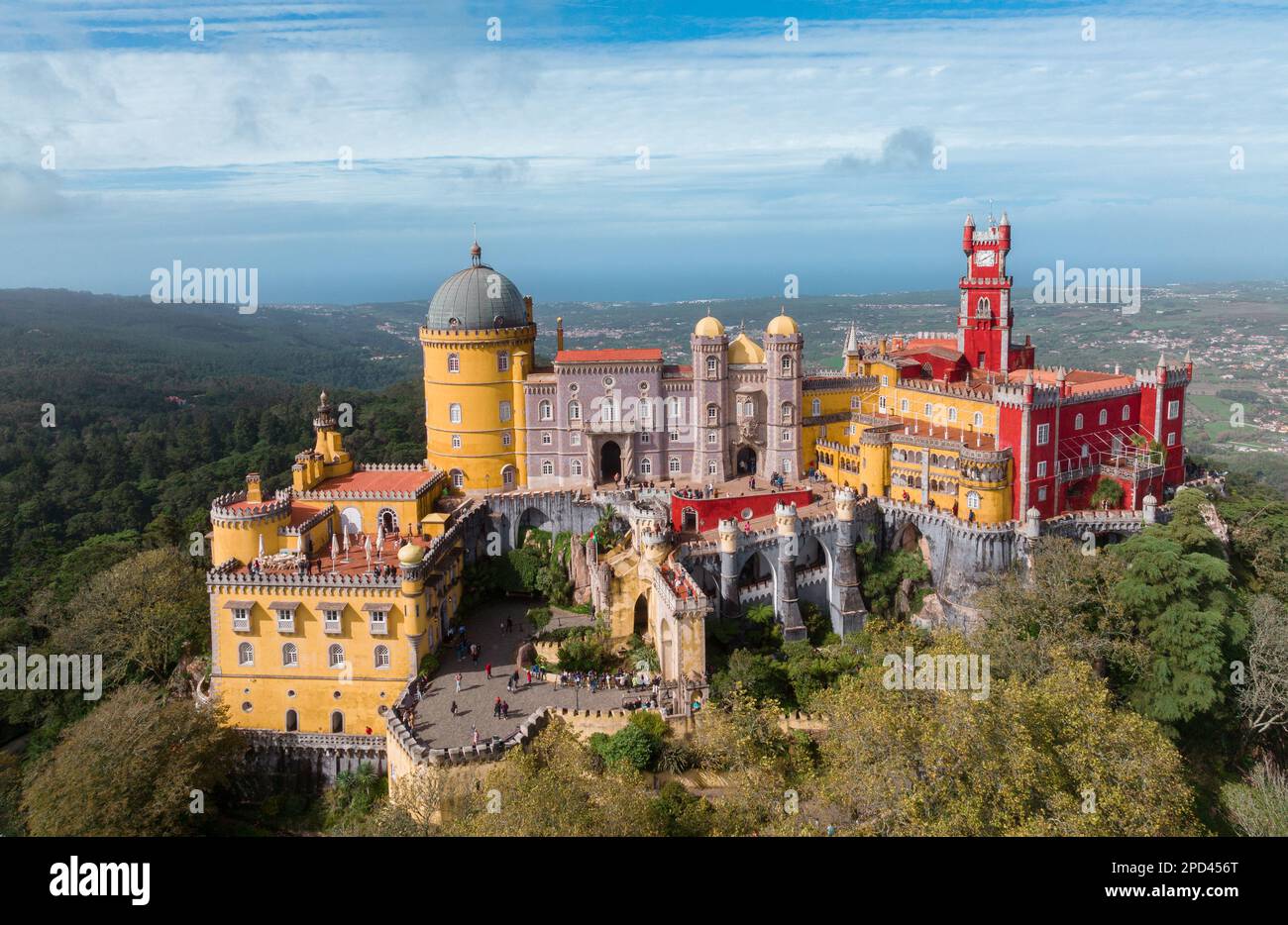 Palazzo di pena a Sintra. Lisbona, Portogallo. Parte del sito culturale di Sintra City. Punto di vista del drone Foto Stock