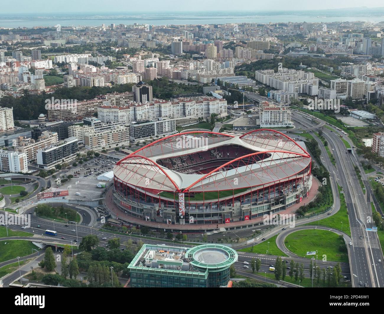 Estadio do Sport Lisboa e Benfica. Multi-purpose Stadium situato a Lisbona, Portogallo. Punto di vista del drone. Stadio di calcio Foto Stock