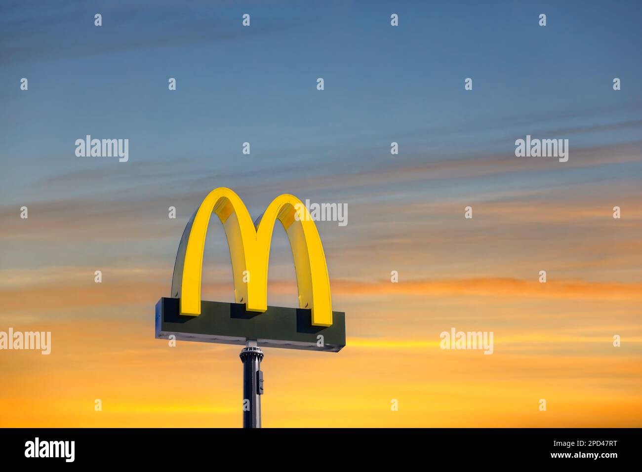 Il logo del McDonald's contro il cielo dell'alba dell'ora d'oro al ristorante McDonald's di Salo, Finlandia. Foto Stock