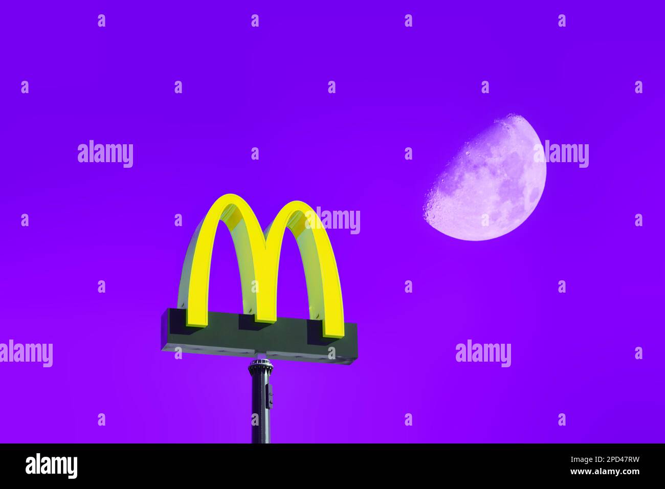 Il logo di McDonald's contro il cielo notturno viola e la Luna ceretta. Foto Stock