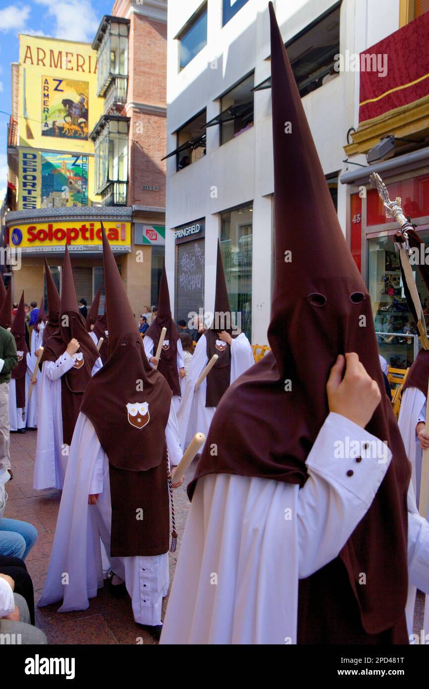 Calle Sierpes.penitenti.La Settimana Santa processione. El Carmen doloroso'.Mercoledì Santo. Siviglia. Spagna Foto Stock