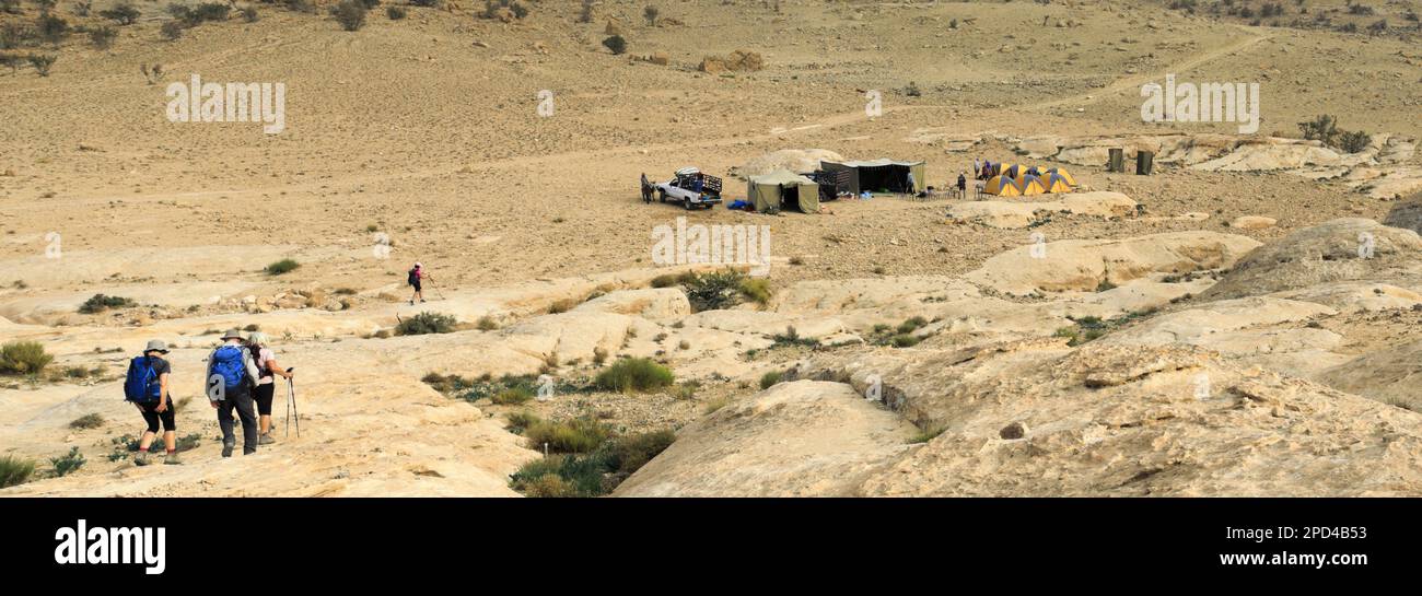 Camminatori nel paesaggio di arenaria di Reis al Fied, Wadi Feid, Giordania, Medio Oriente Foto Stock