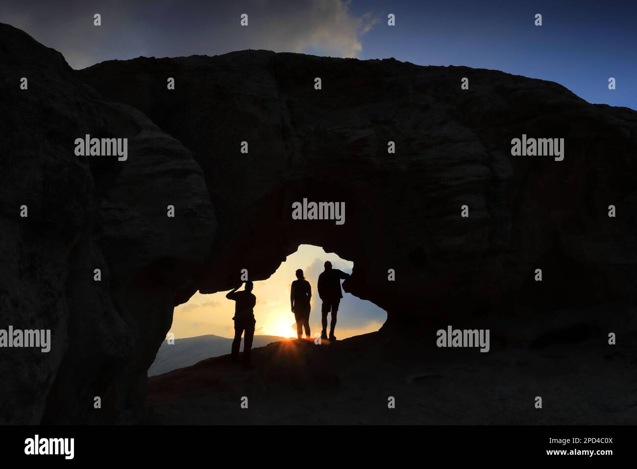 Vista del tramonto attraverso un arco di pietra a Reis al Fied, Wadi Feid, Giordania, Medio Oriente Foto Stock