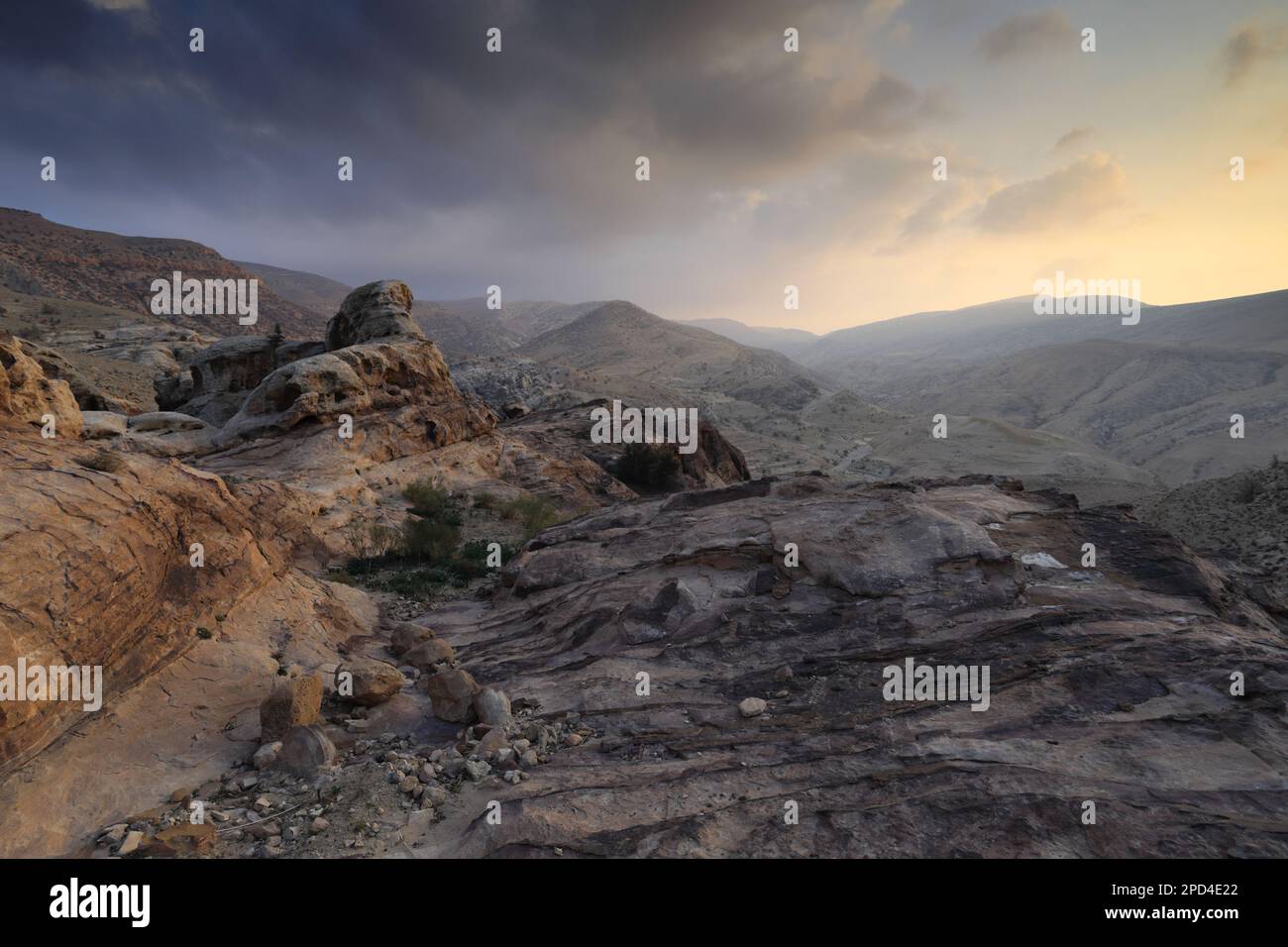 Tramonto sul paesaggio di arenaria di Reis al Fied, Wadi Feid, Giordania, Medio Oriente Foto Stock