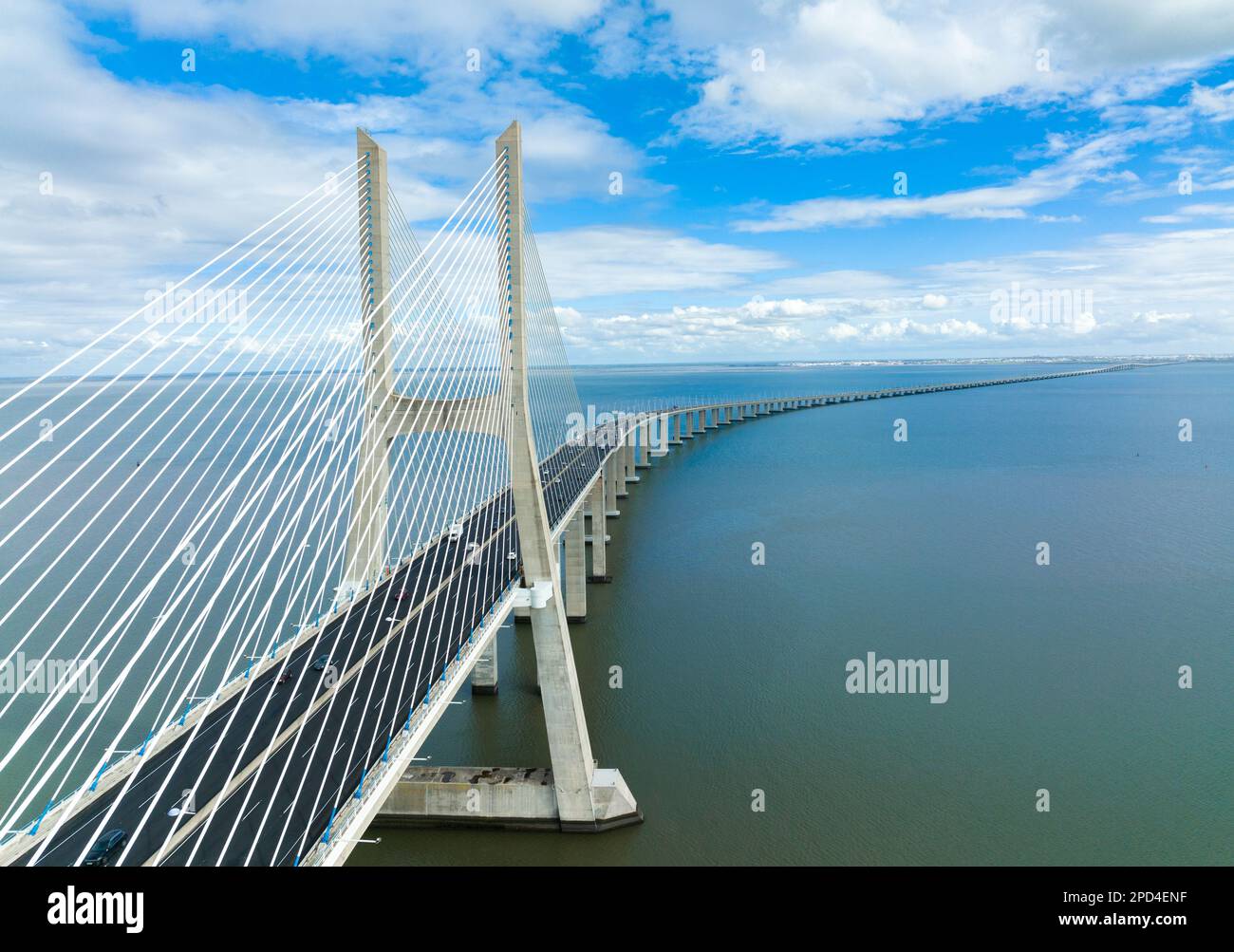 Ponte Vasco da Gama a Lisbona, Portogallo sul fiume Tago. Punto di vista del  drone Foto stock - Alamy
