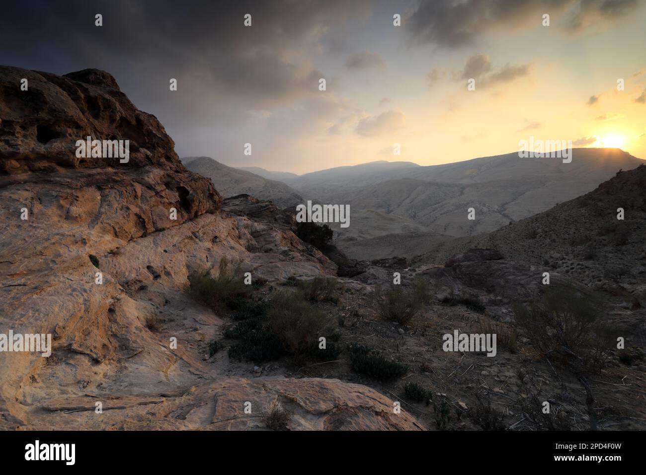 Tramonto sul paesaggio di arenaria di Reis al Fied, Wadi Feid, Giordania, Medio Oriente Foto Stock