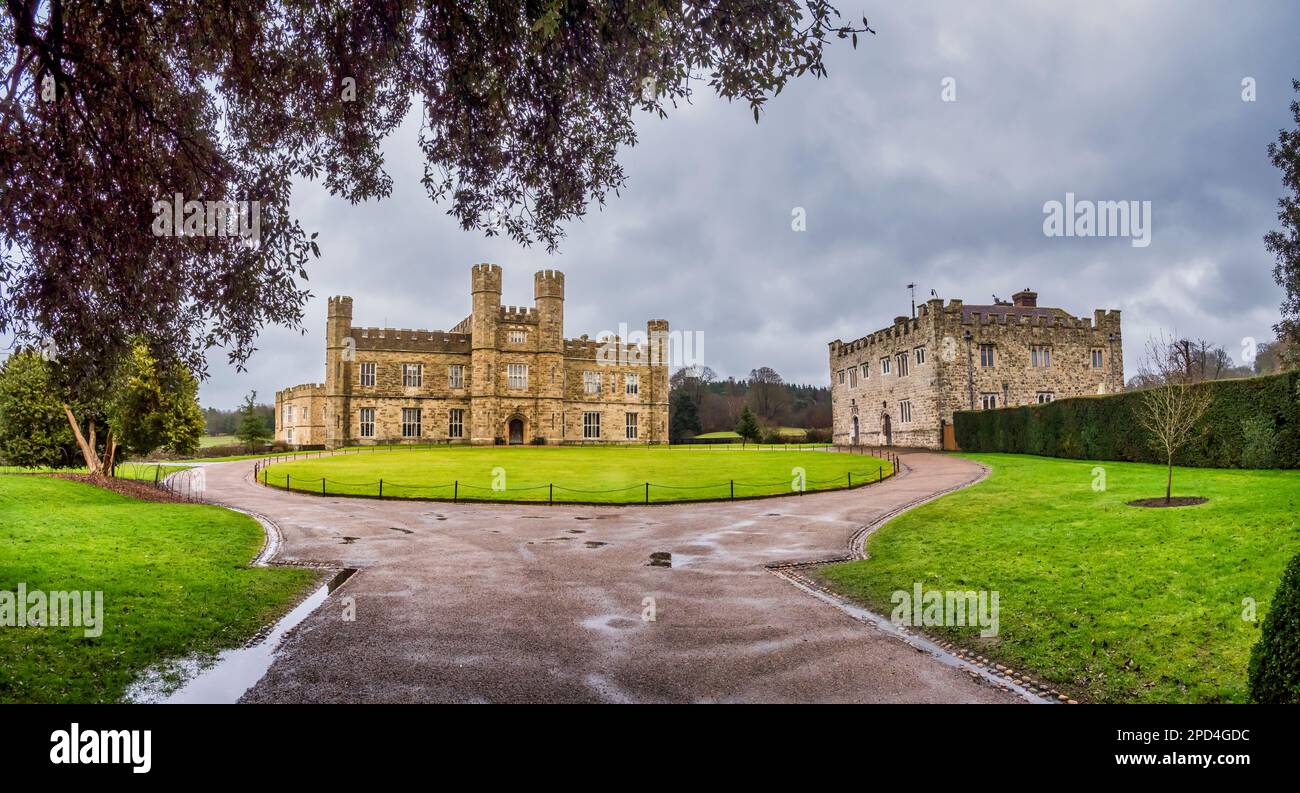 Questa immagine panoramica è della storica casa fortificata del castello di Leeds, risalente al 11th° secolo e risalente al 12th° secolo, nel Kent rurale dell'Inghilterra sudorientale. Foto Stock