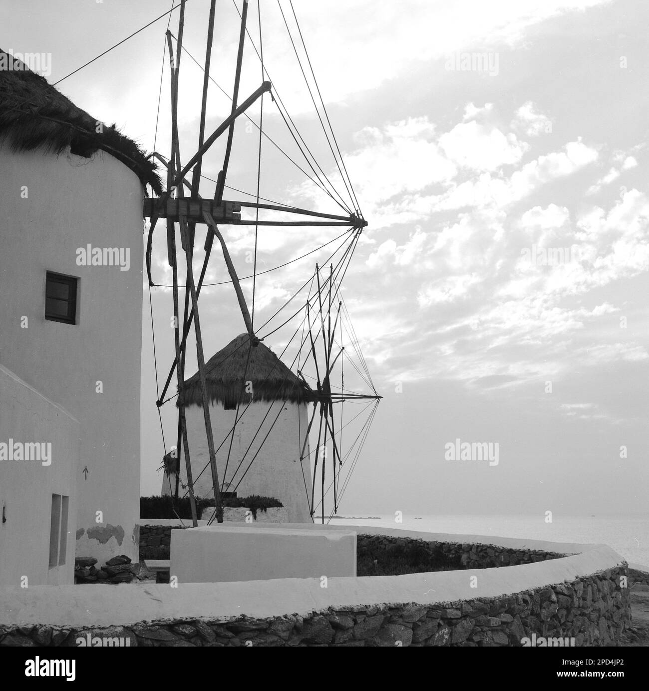 1969, storico, Grecia, mulini a vento, tetto di paglia. Foto Stock