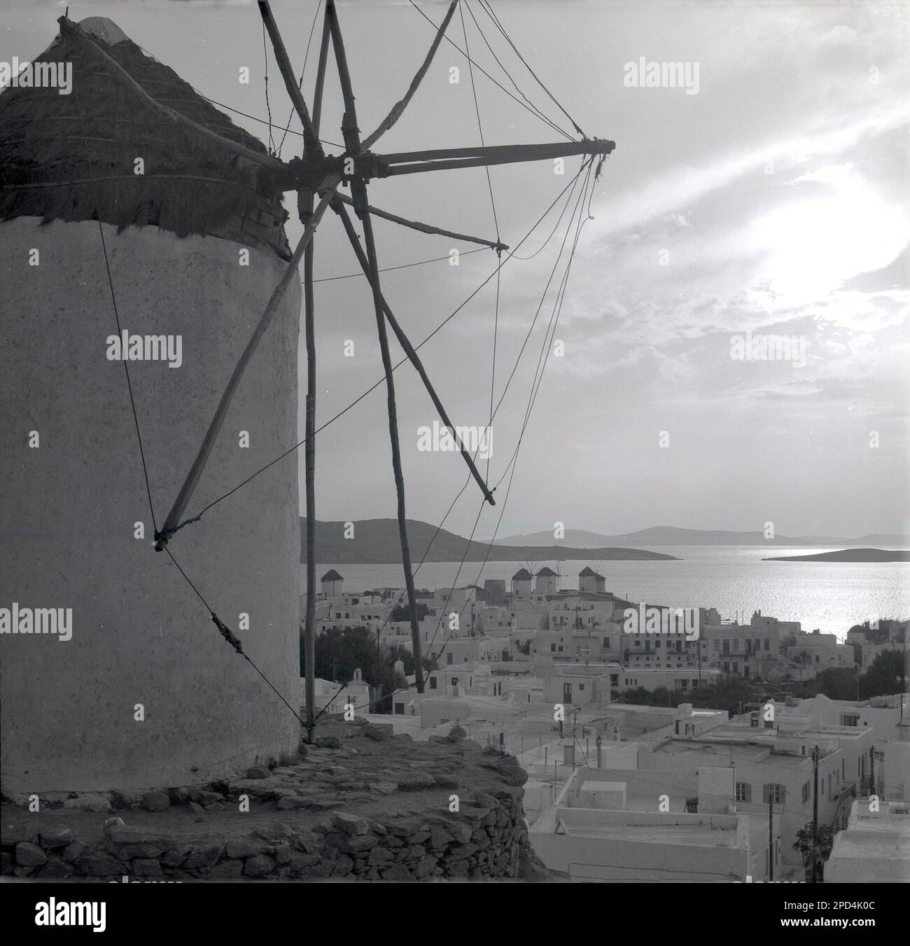 1969, storico, Grecia, mulino a vento, tetto di paglia. Foto Stock