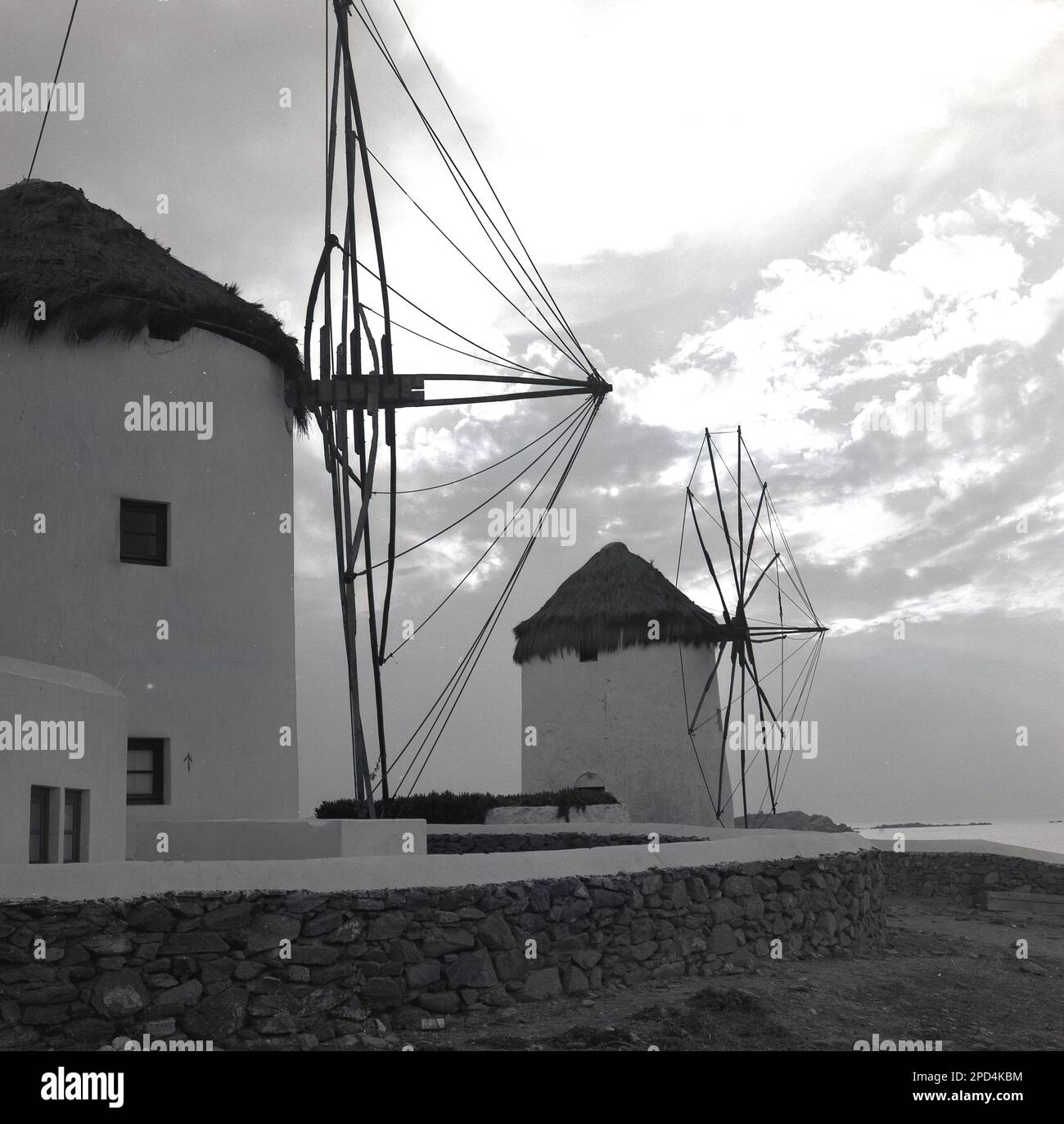 1969, storico, Grecia, mulino a vento, tetto di paglia. Foto Stock