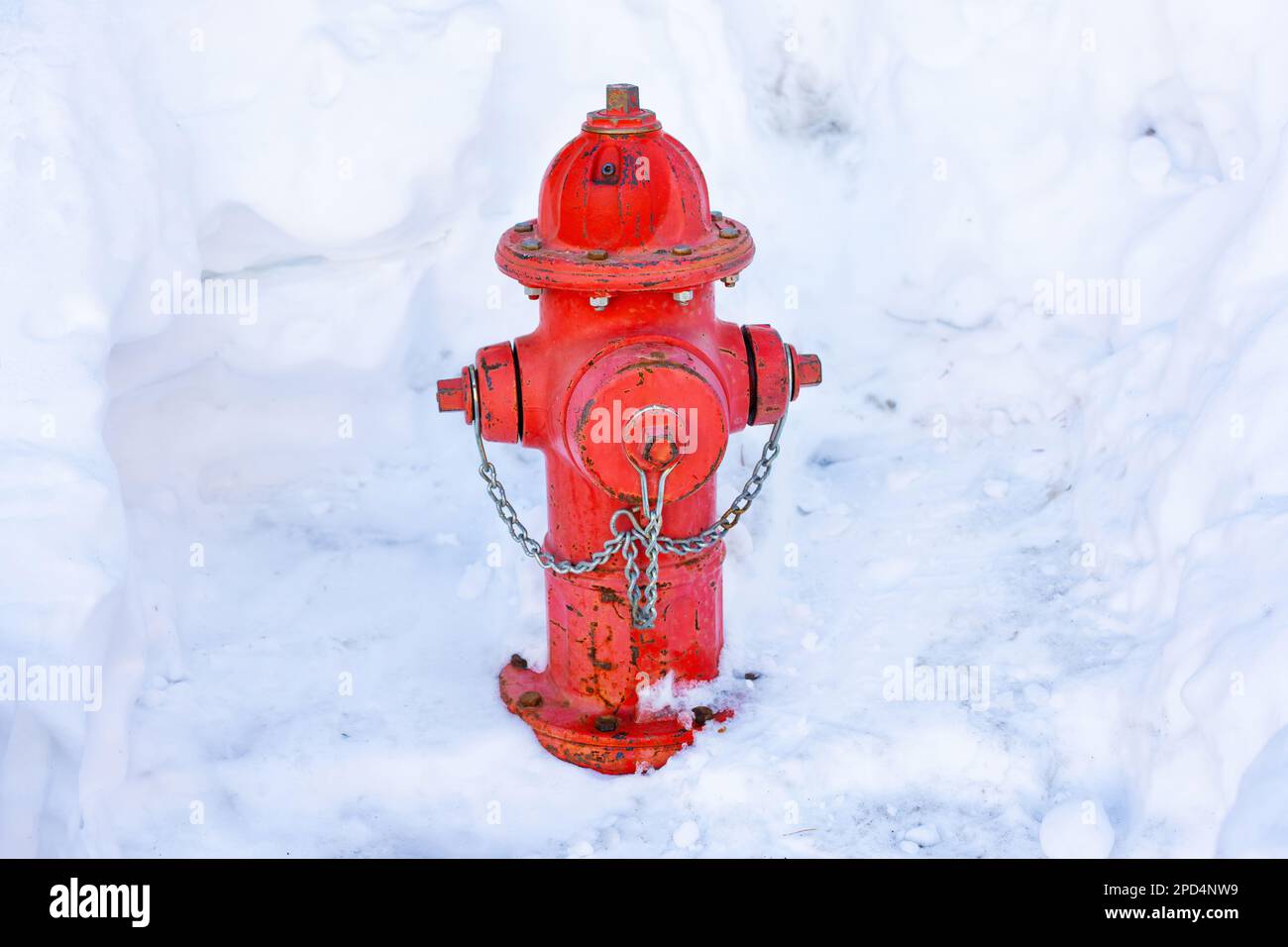 Idrante rosso fuoco in una nevicata. Concetto di sicurezza invernale. Foto Stock