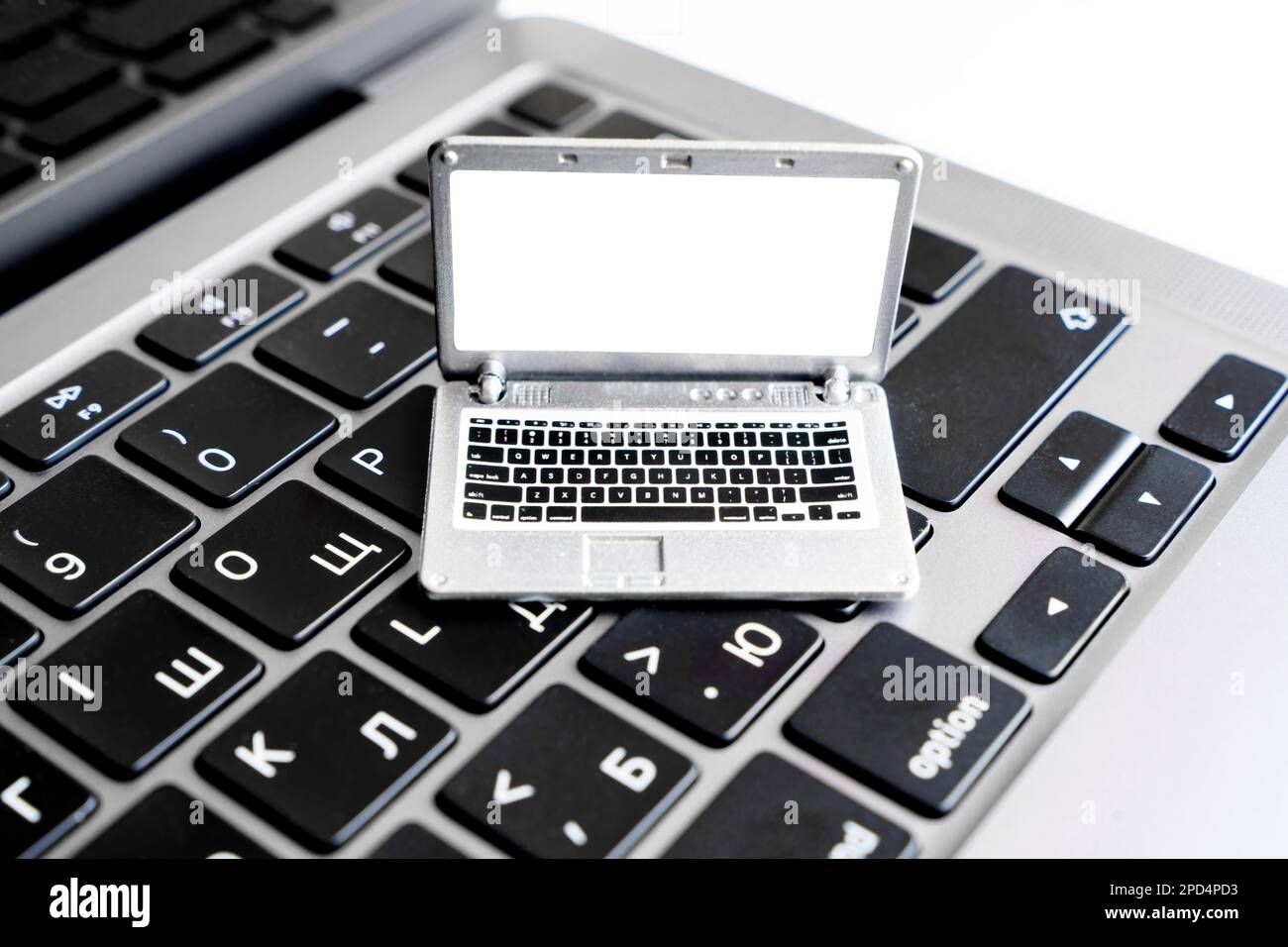 Replica di un piccolo computer portatile su un computer portatile di  dimensioni standard. Tecnologia innovativa a portata di mano Foto stock -  Alamy