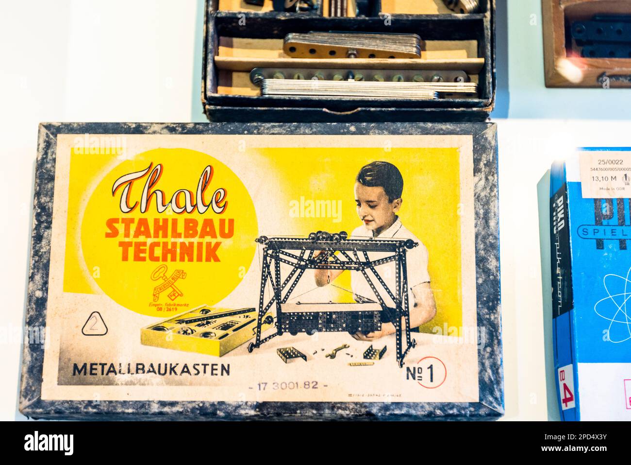 Museo Utopia e la vita quotidiana a Eisenhüttenstadt. La mostra presenta gli aspetti della vita quotidiana nella RDT in famiglia e nel lavoro, relazioni sui consumi, l'istruzione e le possibilità di comunicazione. Qui set di costruzione per la tecnologia di costruzione in acciaio come un giocattolo per i bambini. Merci ambite acquistate in transito tra la RDT, la Polonia e il CSSR. Come wickerwork, Bunszlau stoviglie o pastelli dalla Polonia o film a colori e cassette musicali dalla GDR. Eisenhüttenstadt, Germania Foto Stock