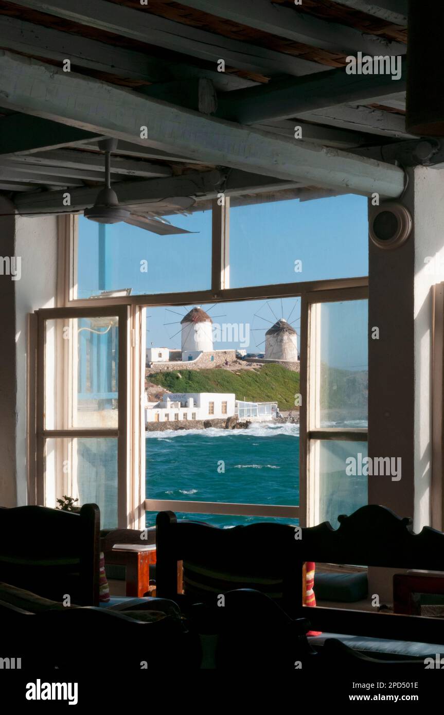 Vista attraverso una finestra dei famosi mulini a vento sull'isola di Mykonos in Grecia Foto Stock