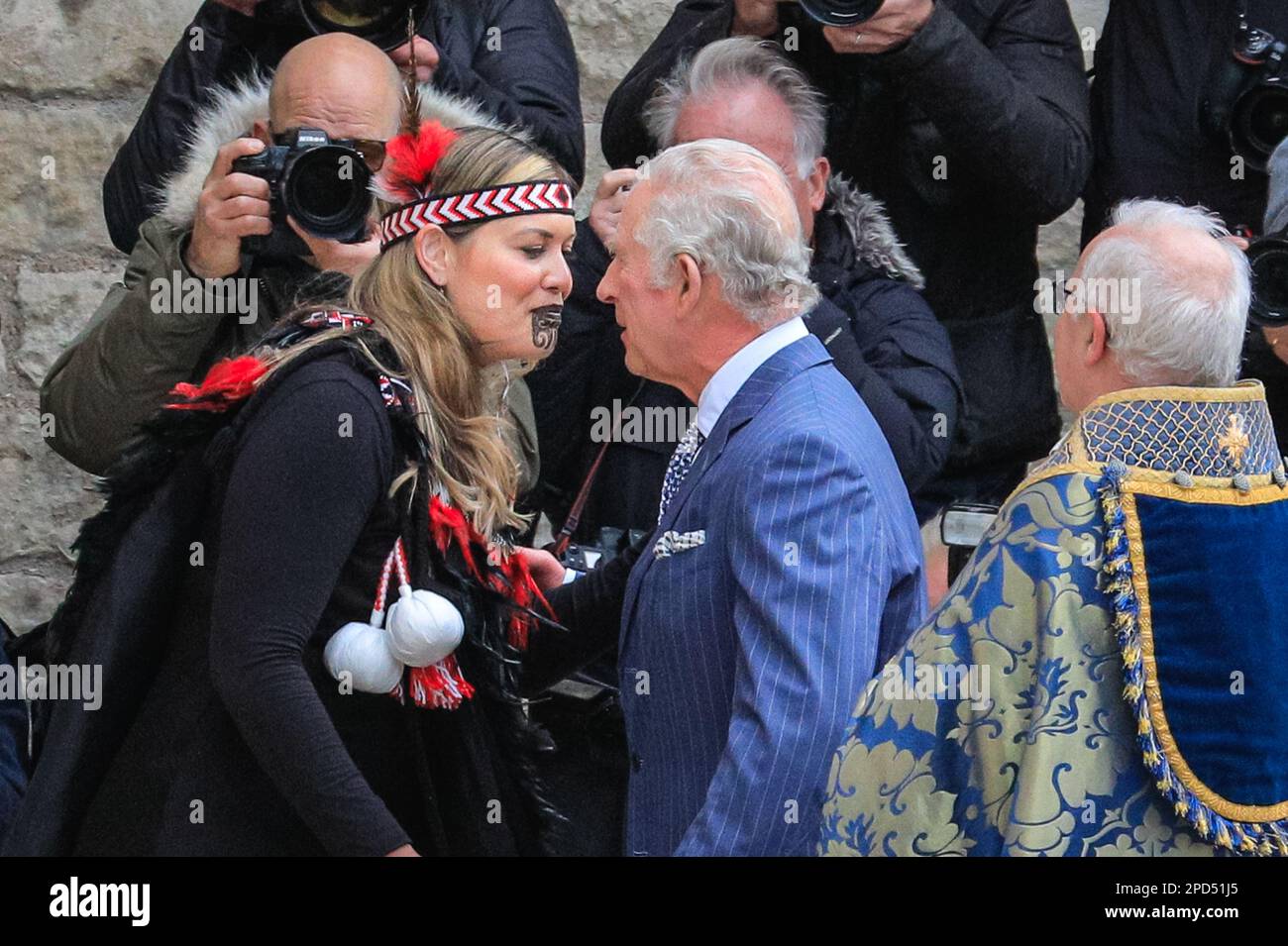 Londra, Regno Unito. 13th Mar, 2023. Il Re è accolto da Reanne Pompana (Ngati Ranana London Maori Club) presso l'Abbazia di Westminster con l'hongi, un tradizionale saluto Maori, premendo il naso e la fronte insieme. Re Carlo e Camilla, la regina Consort. Politici, reali e ospiti arrivano e partono dal Commonwealth Service di oggi che si tiene presso l'Abbazia di Westminster nel centro di Londra Credit: Imageplotter/Alamy Live News Foto Stock