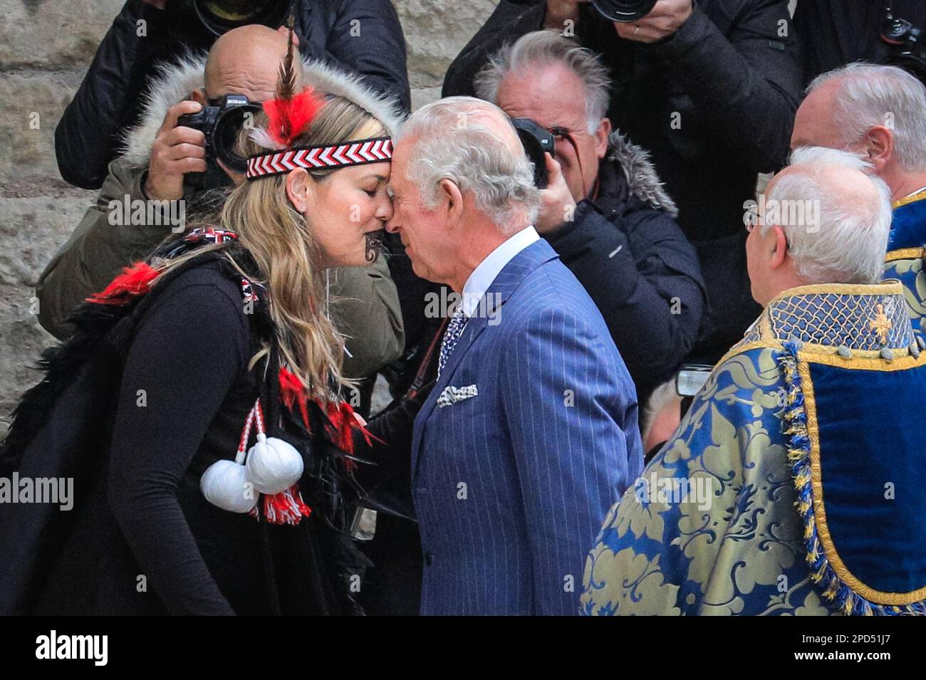Londra, Regno Unito. 13th Mar, 2023. Il Re è accolto da Reanne Pompana (Ngati Ranana London Maori Club) presso l'Abbazia di Westminster con l'hongi, un tradizionale saluto Maori, premendo il naso e la fronte insieme. Re Carlo e Camilla, la regina Consort. Politici, reali e ospiti arrivano e partono dal Commonwealth Service di oggi che si tiene presso l'Abbazia di Westminster nel centro di Londra Credit: Imageplotter/Alamy Live News Foto Stock