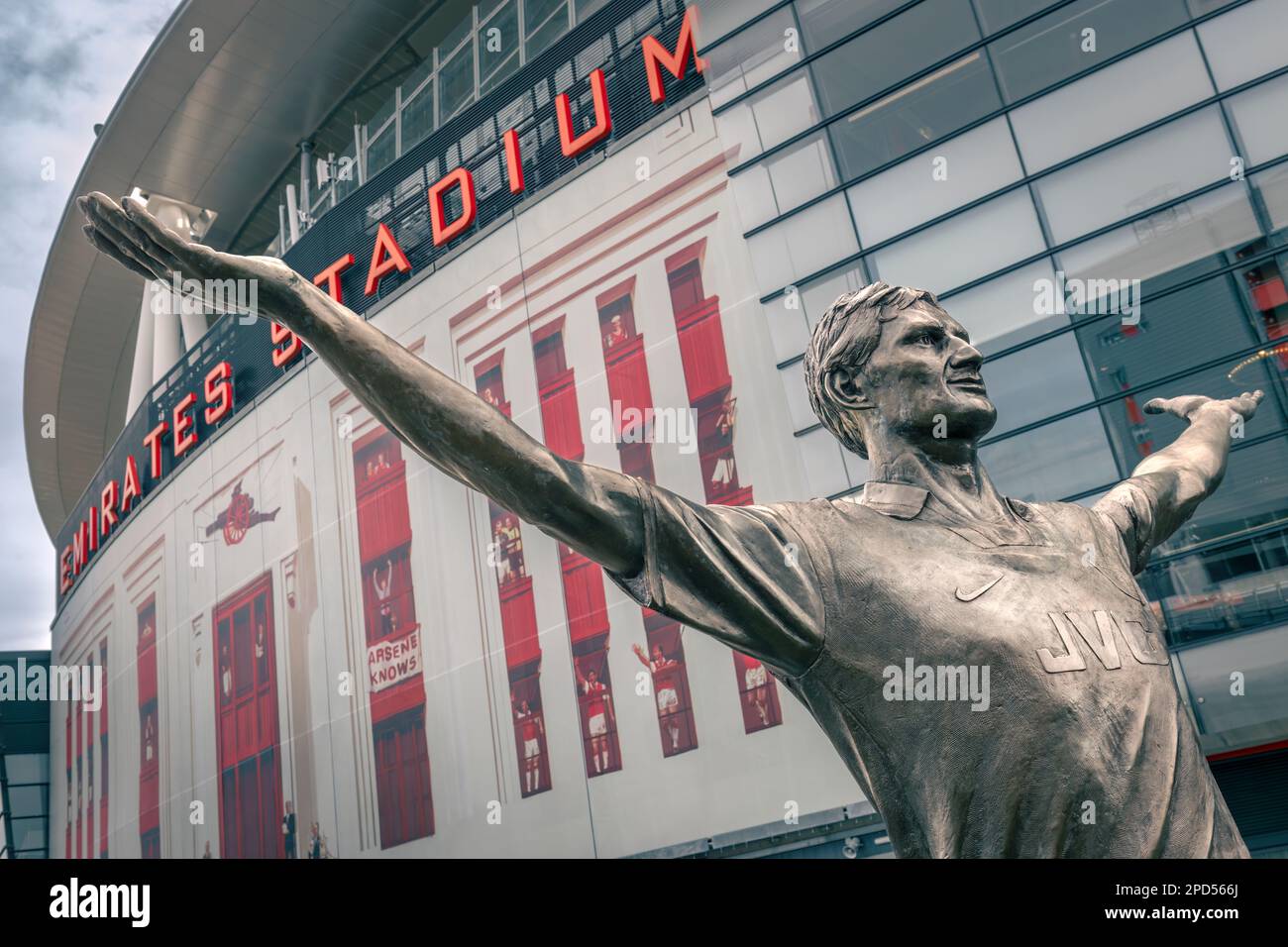 La Statua dell'ex Arsenale e del capitano d'Inghilterra, Tony Adams MBE, fuori dall'Emirates Stadium di Islington, Londra. Centro indietro Adams ha speso il suo entir Foto Stock