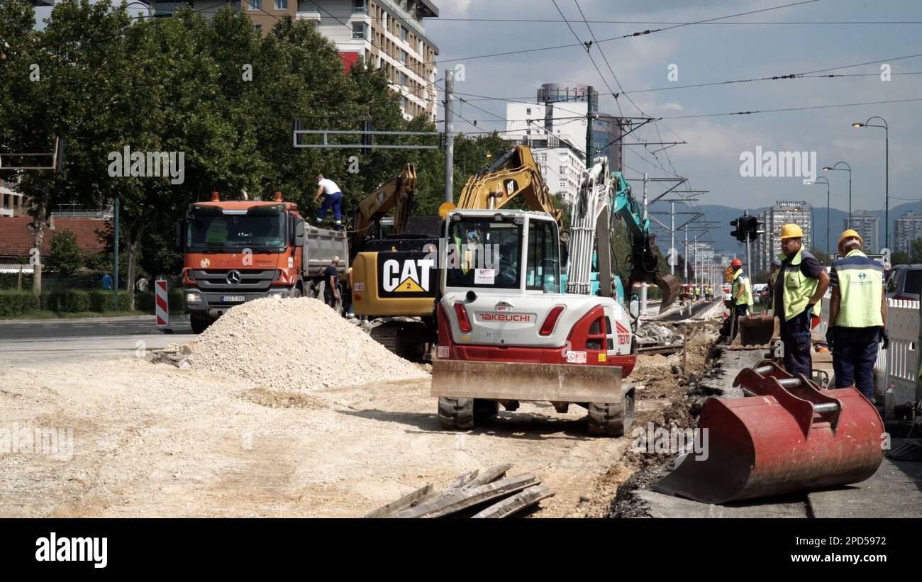 BOSNIA ED ERZEGOVINA, SARAJEVO, 28,9.2022; nuovo cantiere ferroviario. Sicurezza del luogo di lavoro con i lavoratori in costruzione Foto Stock