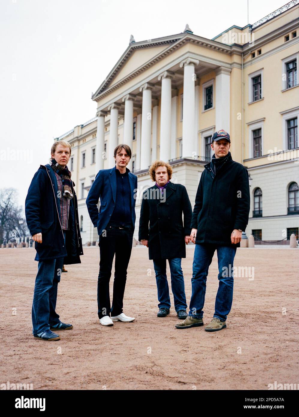 Gruppo rock norvegese fuori dal Palazzo reale, Oslo, Norvegia 14th novembre 2003 Foto Stock