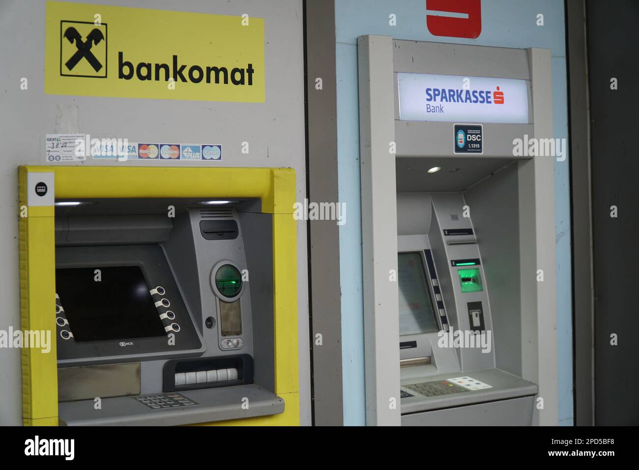 SARAJEVO, BOSNIA ED ERZEGOVINA , 19 AGOSTO 2022: LA RAIFEISSEN BANK ATM MASHINE Foto Stock
