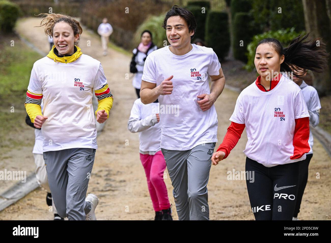 Noor Vidts, giocatore belga di hockey Thomas Briels e giovane atleta belga Chloe Van Elsande, nella foto, durante la staffetta virtuale in tutto il mondo con il Team Belgium e il Paralympic Team Belgium, Il nostro paese sarà virtualmente consegnato il batone di rinvio dal Libano alle 09:00:00 e a sua volta lo trasmetterà al Ghana alle 10:00, a Bruxelles, martedì 14 marzo 2023. A seguito di questo 'Round the World Relay', il BOIC presenta la Casa belga e il Team Belgium i preparativi per le Olimpiadi a 500 giorni prima di Parigi 2024. FOTO DI BELGA LAURIE DIEFFEMBACQ Foto Stock